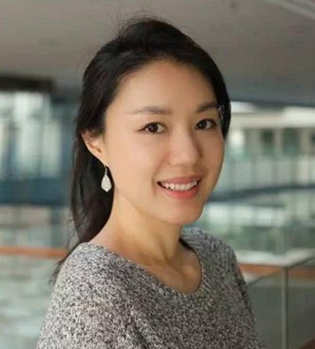 她是北大的美女教授,放弃外国的优越条件回国,素颜比明星还漂亮