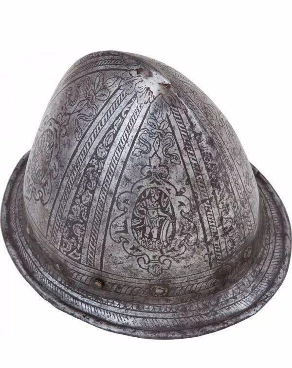 这种头盔来源自于老式的西班牙高顶盔,特点就是有着鸡冠形头饰,帽檐