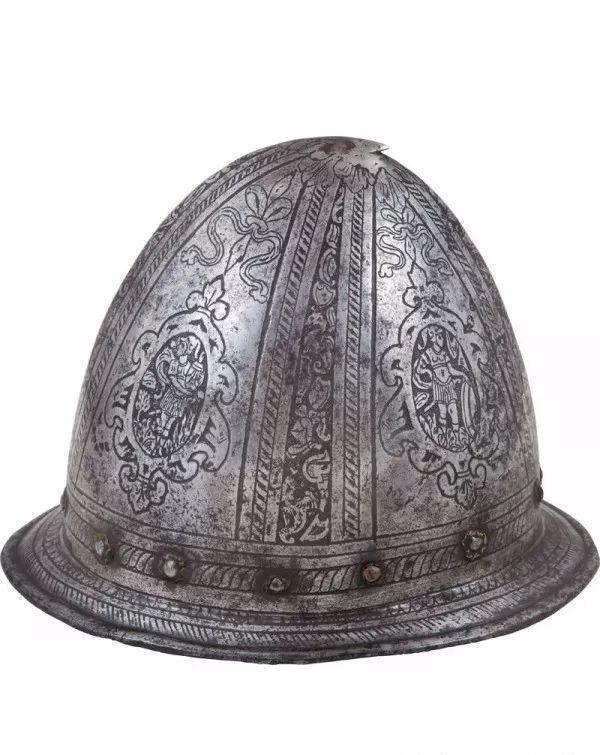 这种头盔来源自于老式的西班牙高顶盔,特点就是有着鸡冠形头饰,帽檐