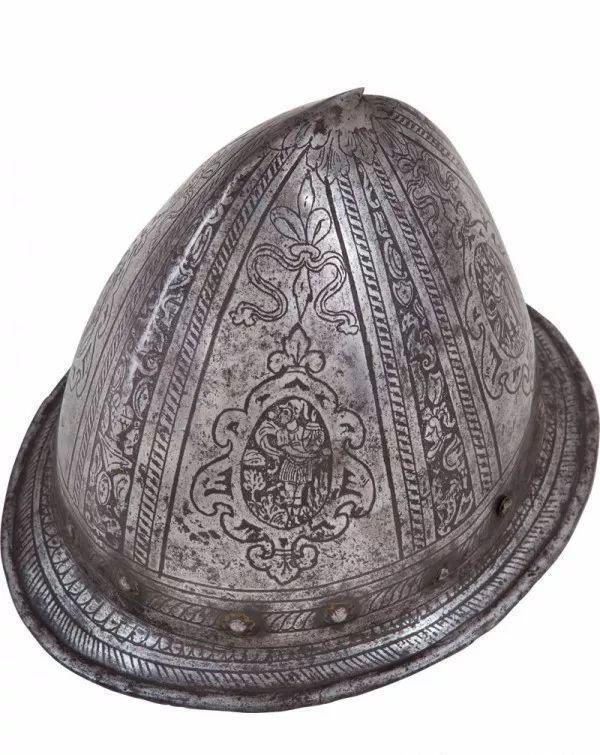 这种头盔来源自于老式的西班牙高顶盔,特点就是有着鸡冠形头饰,帽檐