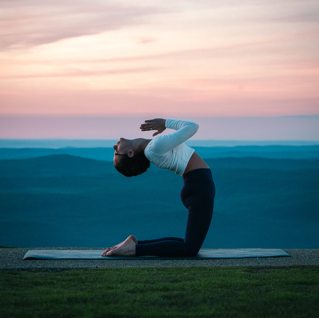清晨瑜伽舒筋通络经络通了身体好了精神自然好