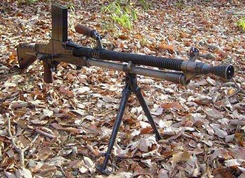zb-26轻机枪是二战期间很著名的一种机枪,有很多国家都装备了它.