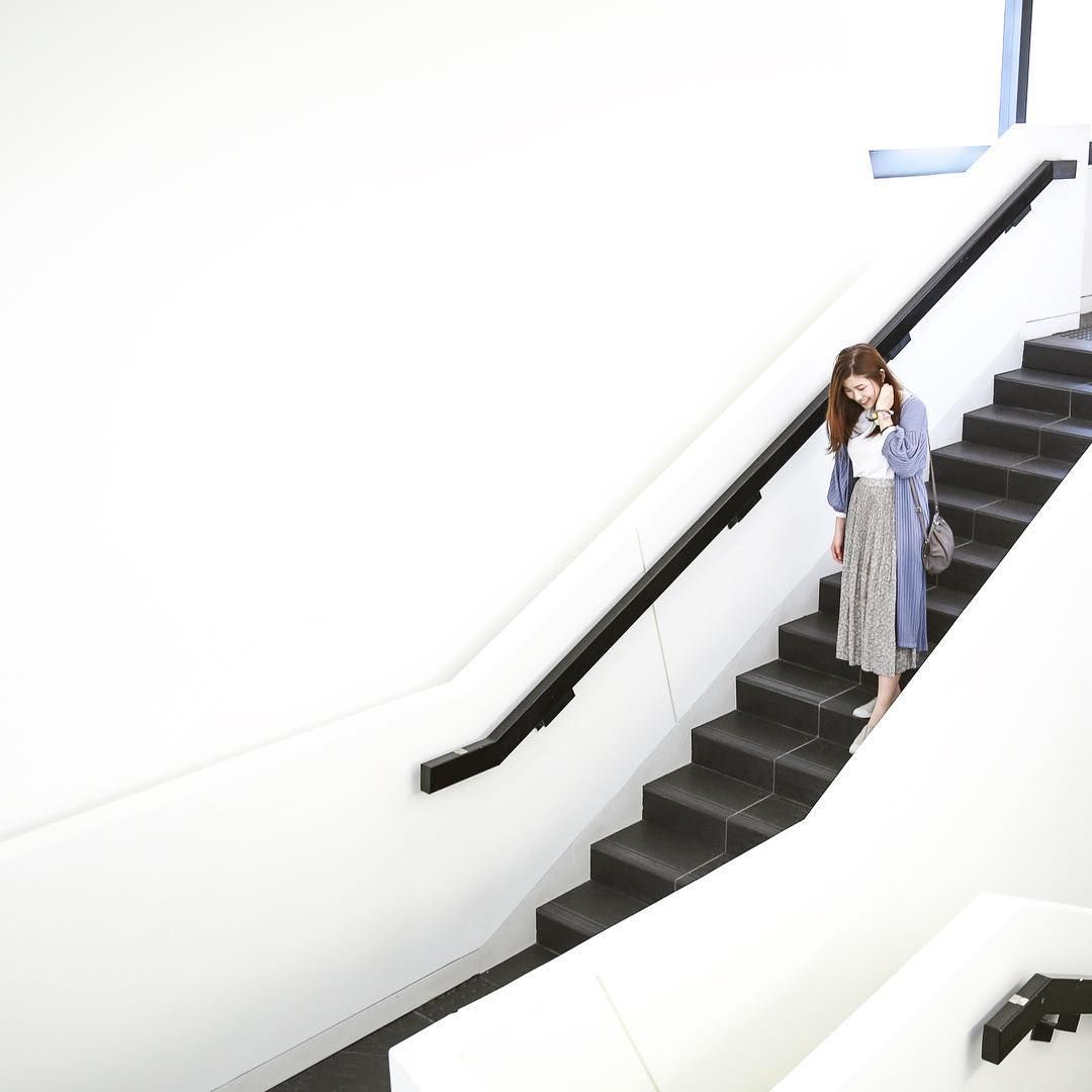 楼梯斜斜的角度造就了一个很好的拍摄角度,感觉很有层次感,当人站于