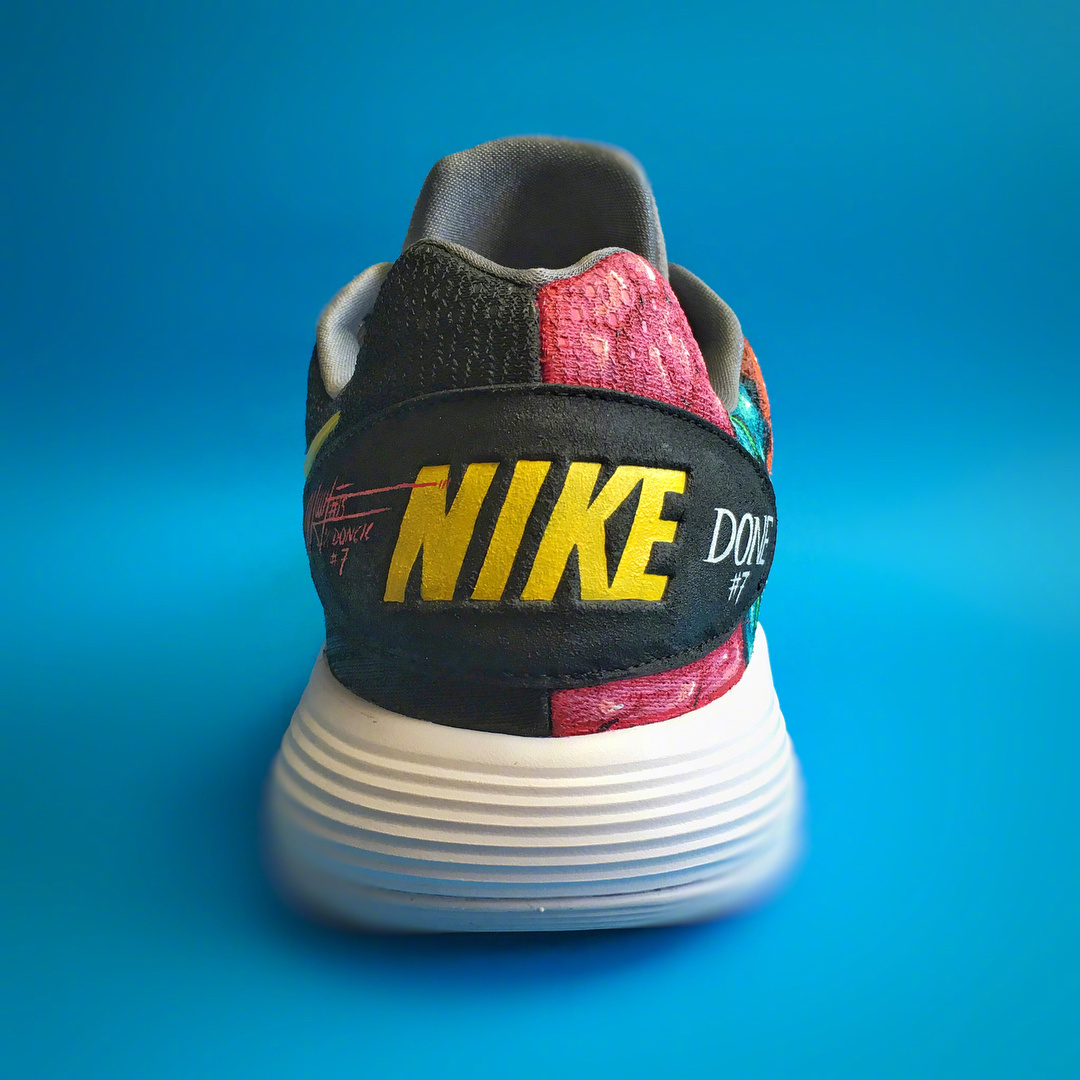 定制师为东契奇定制的kaws主题nikehyperdunklow