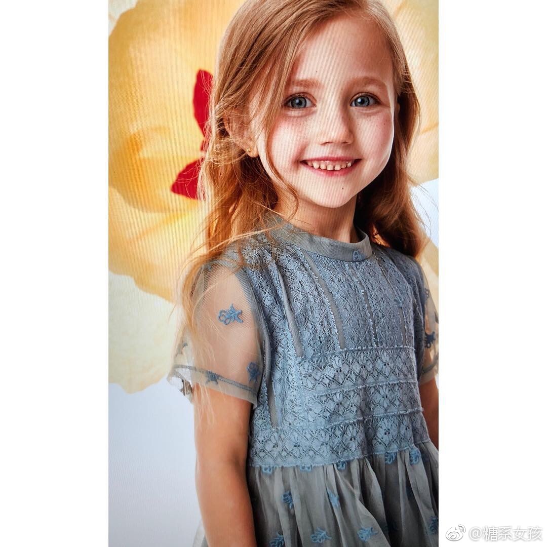 俄罗斯童模Sofia Umrilova,笑容超甜的搞怪小萝莉~_新浪新闻
