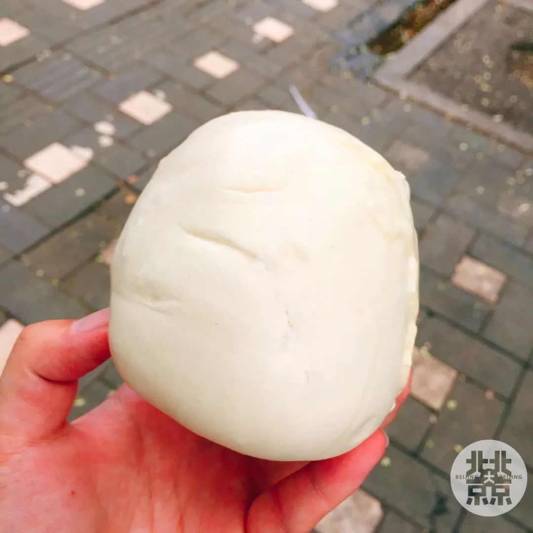 馒头真的是超大一个单手几乎无法掌握一餐我感觉吃一个就能吃饱吃俩