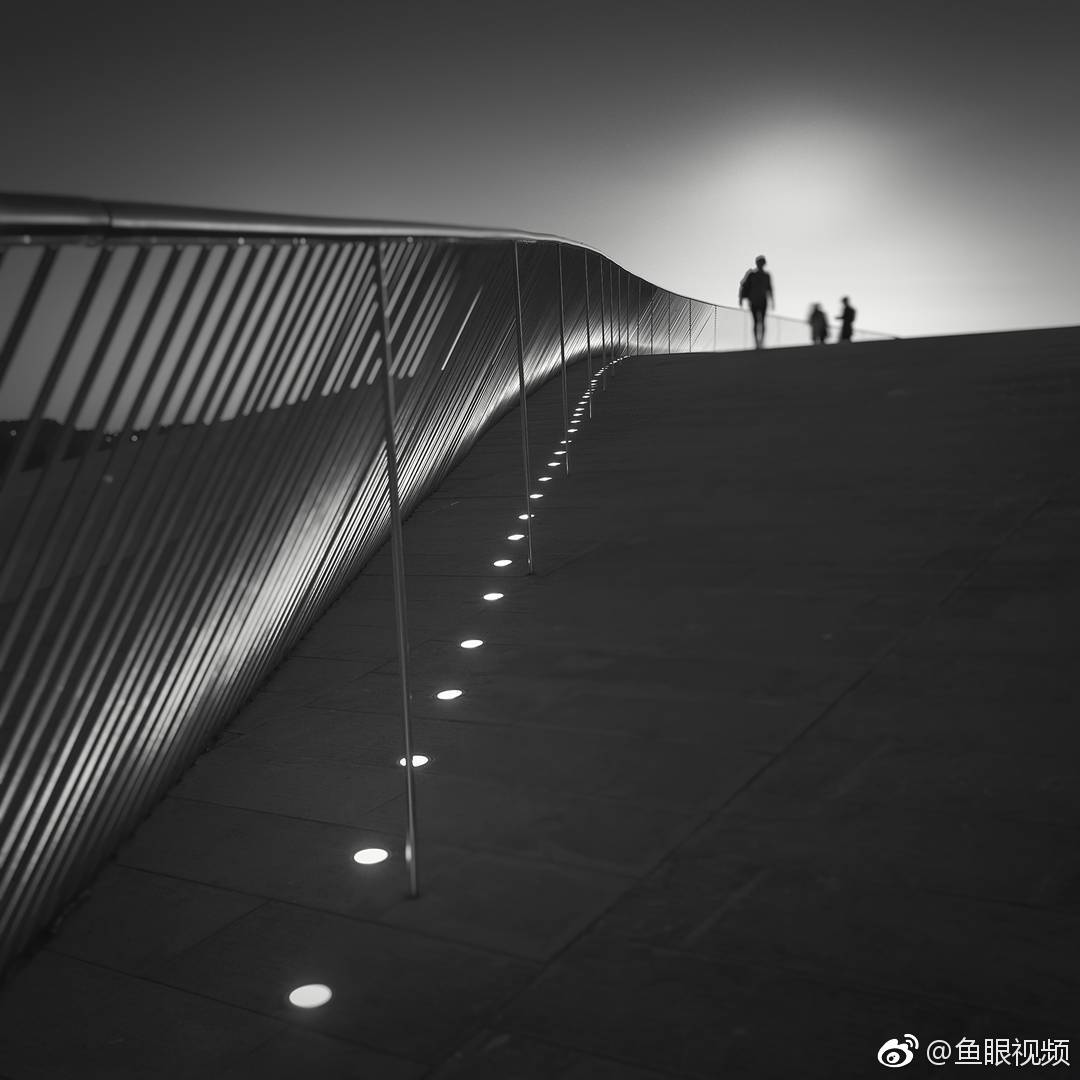 城市街道照片中,常常会出现一个小人,甚至是一个长曝光形成的模糊人影