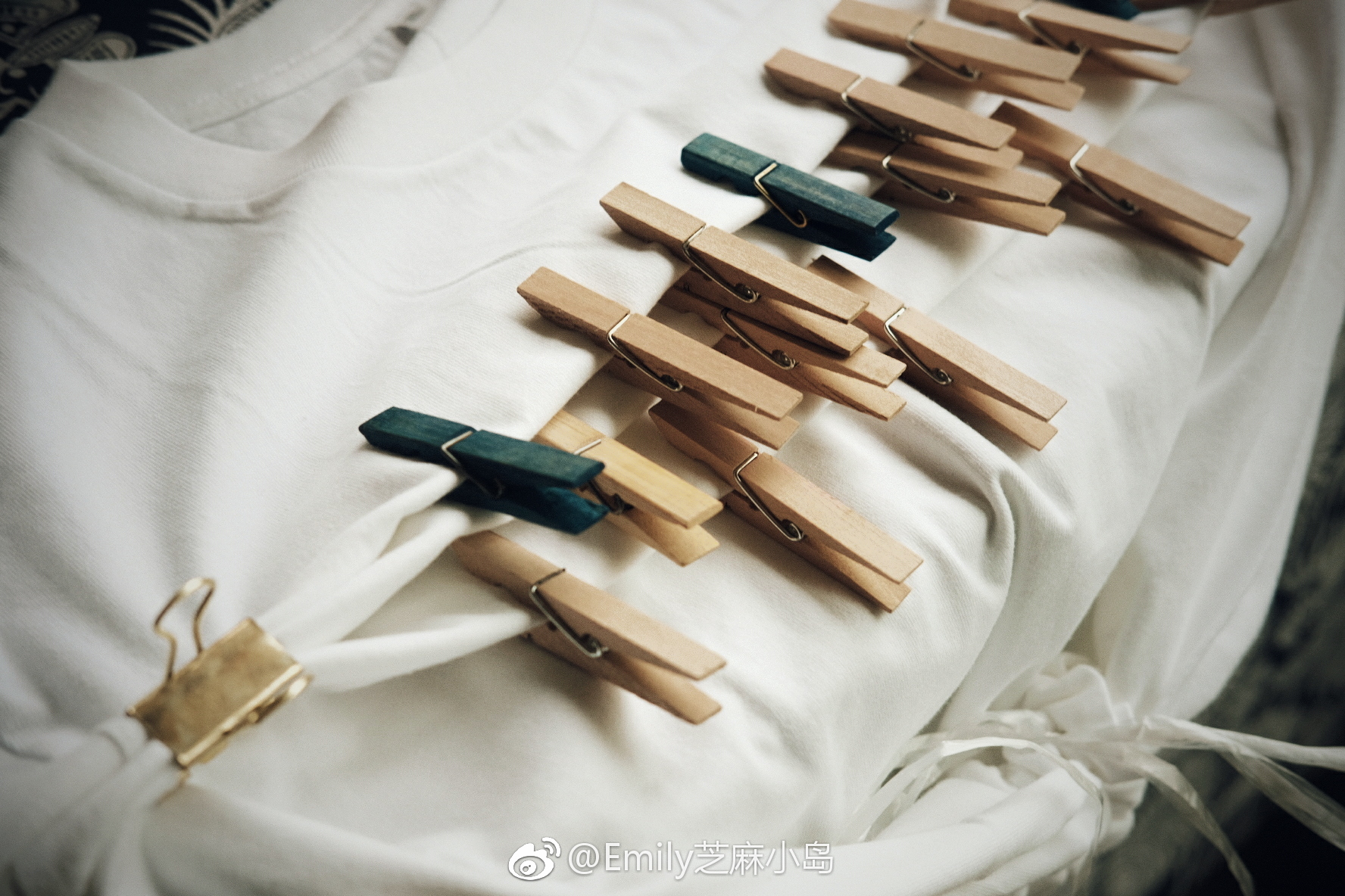 扎染各种小工具都好可爱,染过的小木条和小夹子,没有刻意