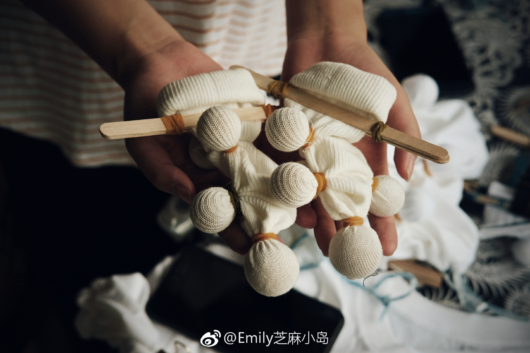 扎染各种小工具都好可爱,染过的小木条和小夹子,没有刻意