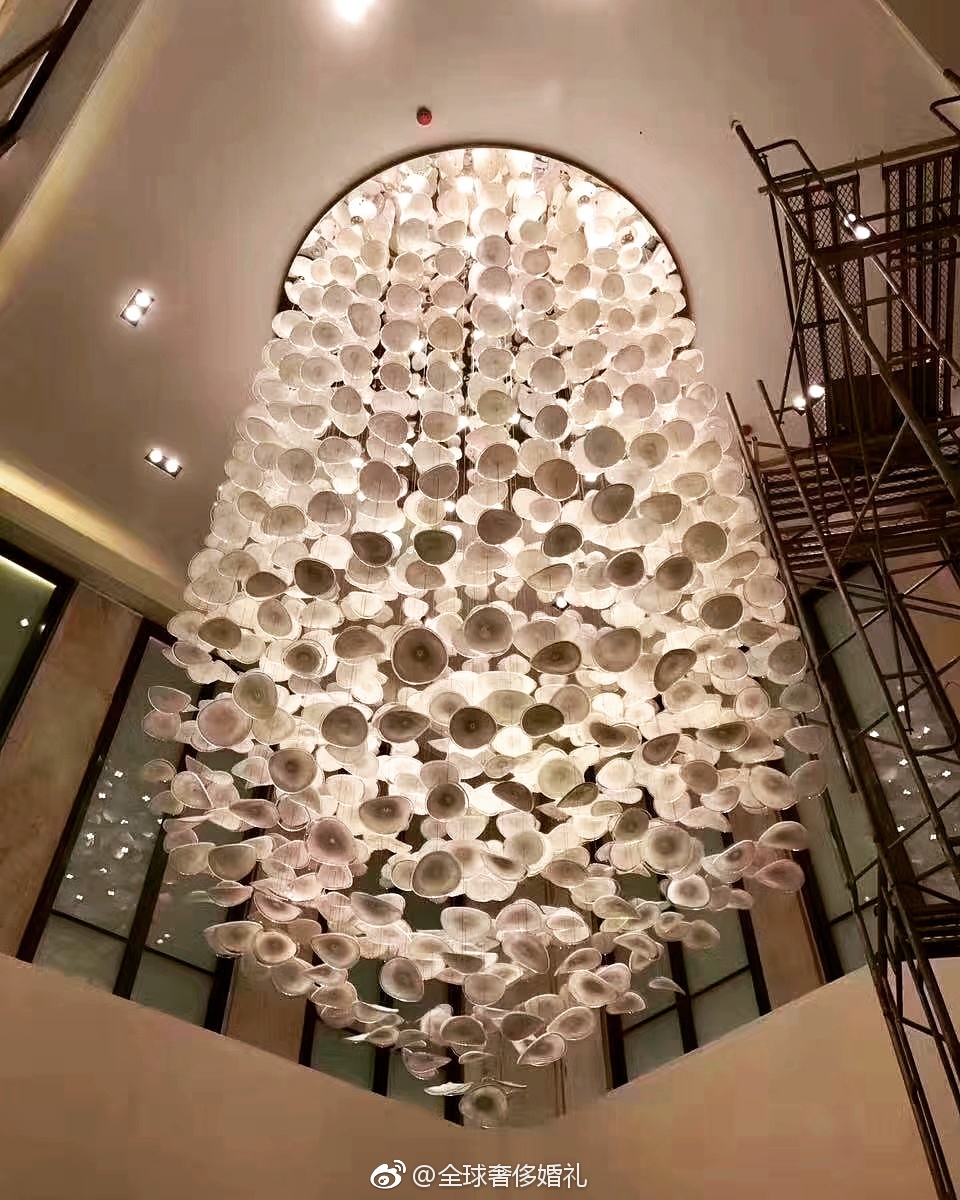 奢华婚礼标配水晶灯看着就好贵