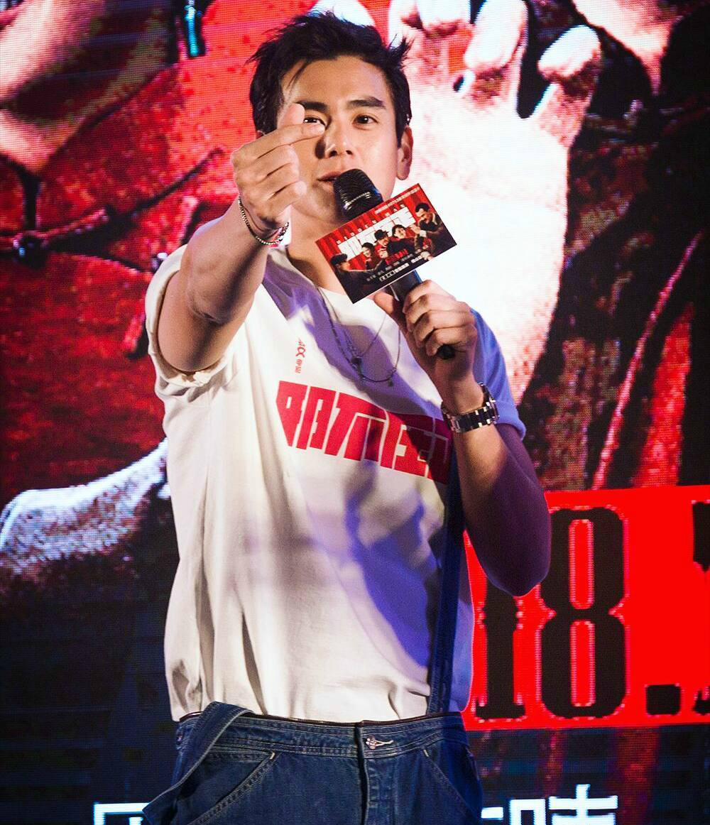 花式比心好萌好可爱,笔芯哥哥彭于晏解一下