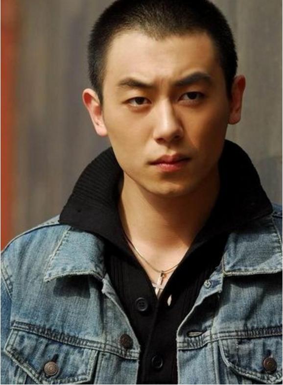 朱亚文早年青涩旧照,帅气逼人颜值高,难怪能俘获众多少女心!