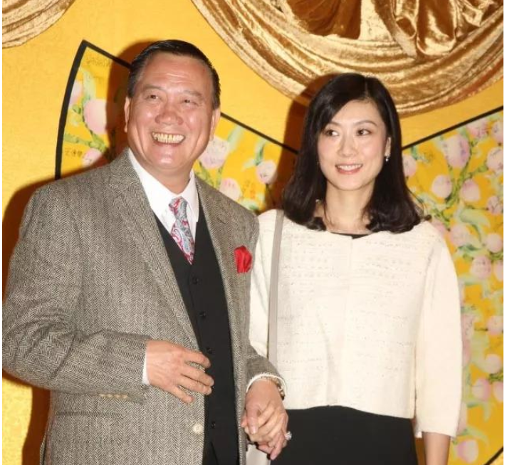 61岁万梓良夫妇近照曝出,45岁妻子驻颜有方宛如30岁