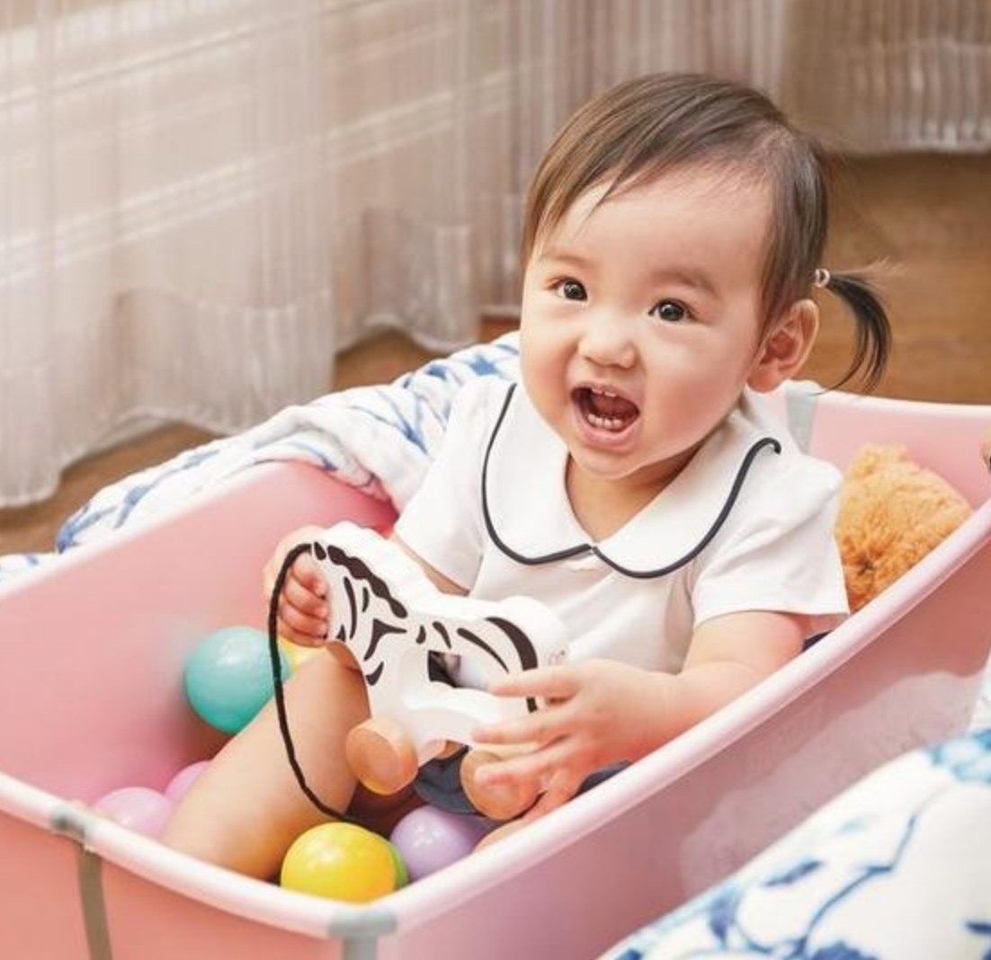 这么多人团宠小酒窝,但愿孩子能健康快乐成长.