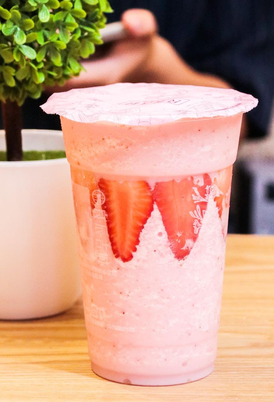 爱情动作草莓牛奶是店里的颜值担当,清爽酸甜的草莓沙冰,还能吃到新鲜