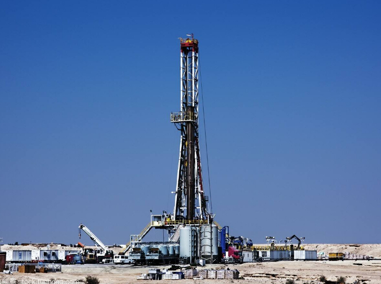 中东小国一夜成名,探得800亿桶石油,中国为其解决燃眉之急