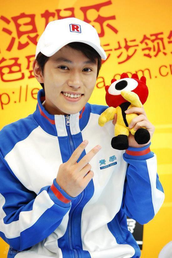 《网球王子》中,当时秦俊杰饰演的是剧中绝对男主角龙马(漫画越前龙马