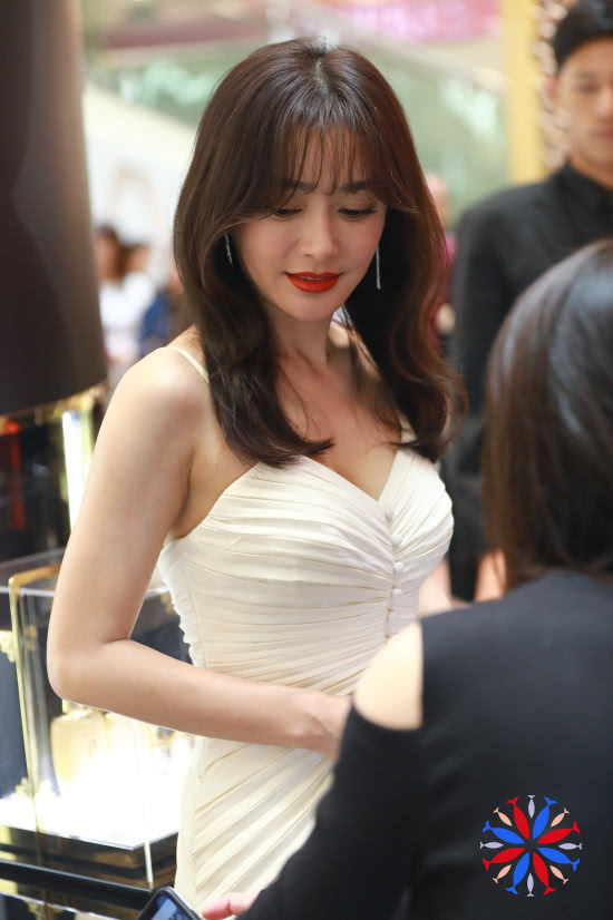 现身脸上妆容显老,露出罕见的事业线赚足眼球