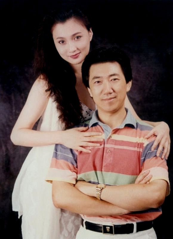 出演杨贵妃一角爆红,和老公恩爱37年,如今21岁儿子高大帅气|向海岚