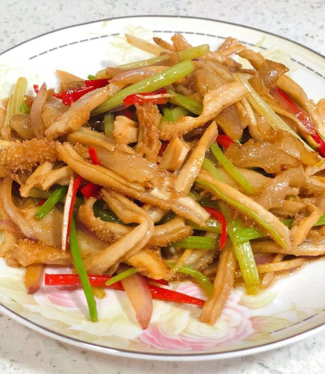 食材明细 主料 牛肚 适量 芹菜 适量 洋葱 适量 红辣椒 适量 姜 适量