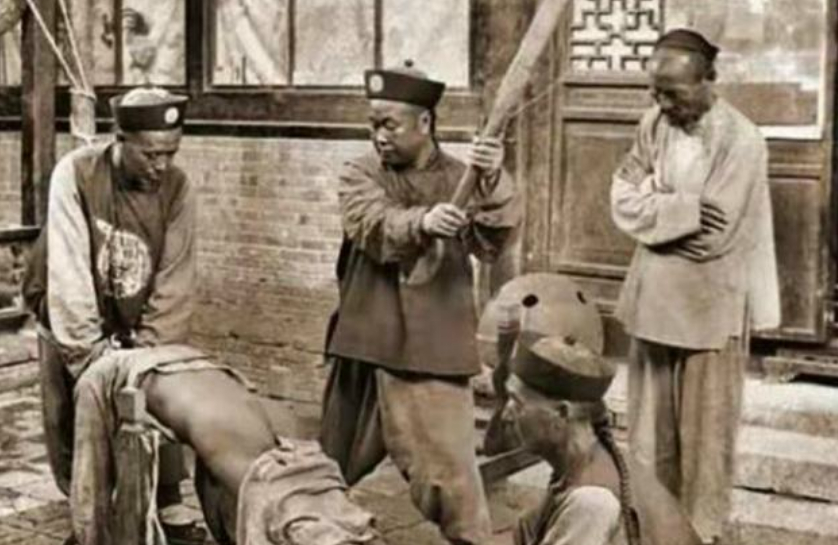 罕见老照片训练的伪军慈禧统治下的戏子挨板子的犯人