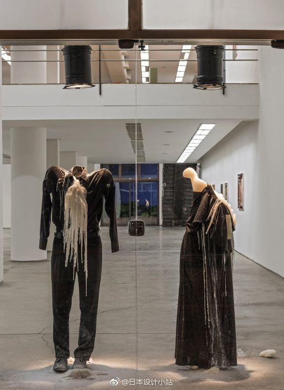 艺术家tatiana blass在画廊celma albuquerque的橱窗里,安装了一对由