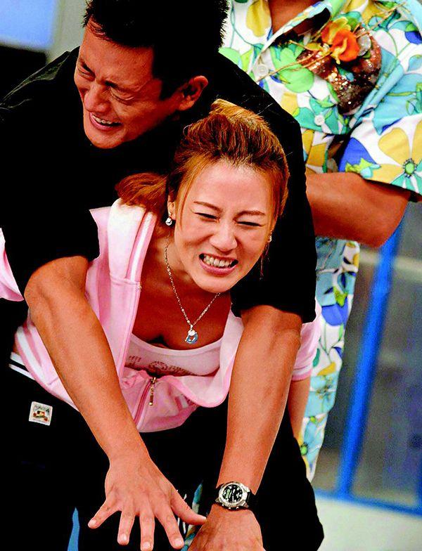 参加综艺《奖门人》时,为了搞笑气氛,康华更毫不介意的将魏骏杰背起!