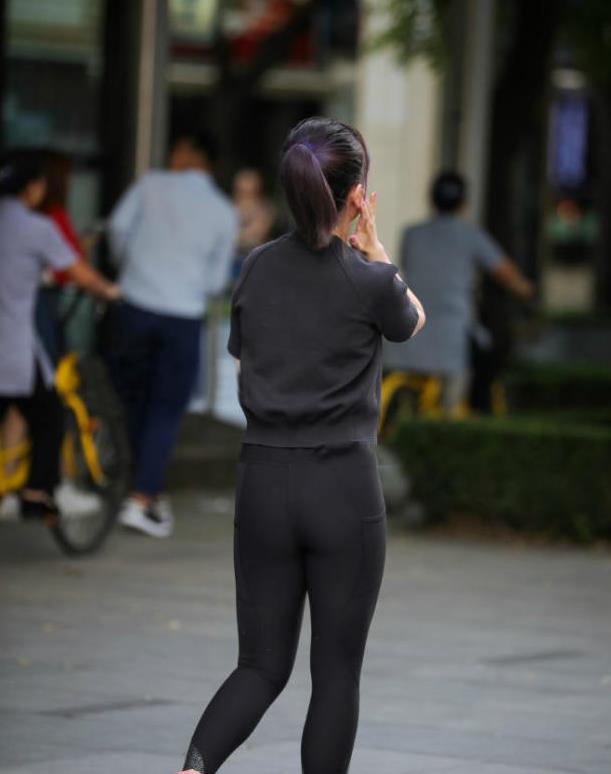 迷失方向的呆萌小女神,修长"筷子腿"成为街头亮点,吸睛无数