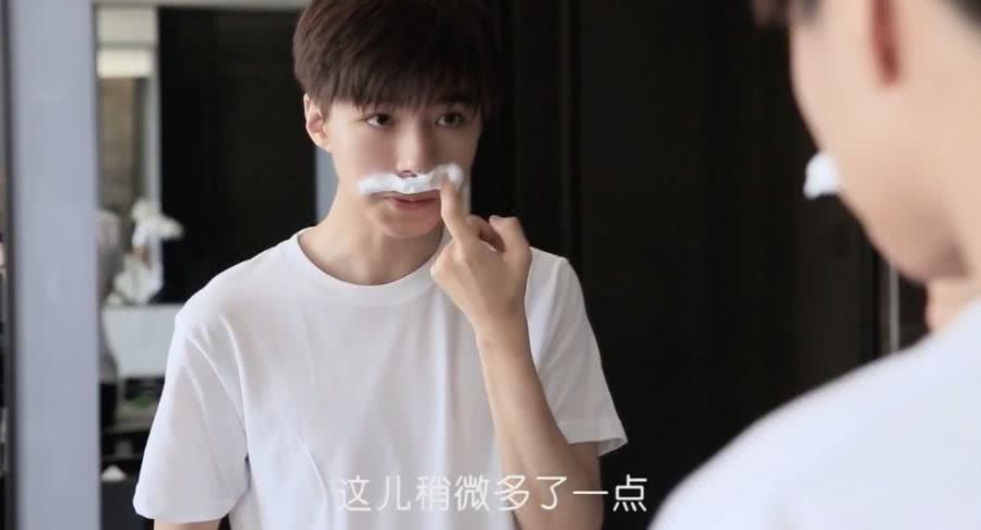 王俊凯首次公开他刮胡子的画面,结果发生了尴尬的一幕
