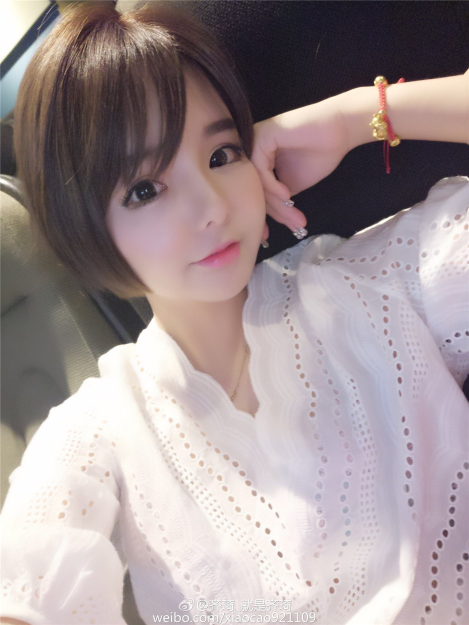 网红妹子齐琦养眼自拍照片