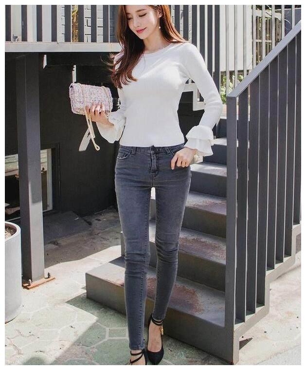 身材修长的紧身牛仔裤美女文艺范十足秀出曼妙姿态