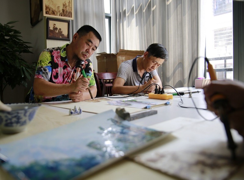 烙铁"烫"出壮美山水:民间艺人制作2000年历史烫画,一幅画十天