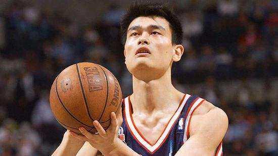 不过那年姚明新秀赛季的球衣还是一直留在大家的记忆里