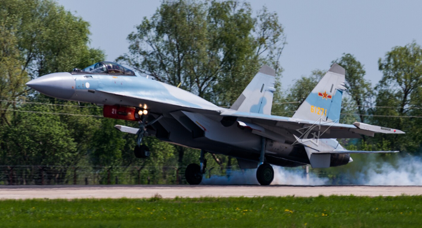 这架苏35战机,最早在11日我国空军双向绕岛飞行之时,被俄罗斯的摄影