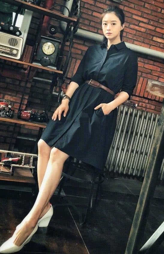 蒋欣放弃自我了竟然盘腿坐在椅子上说好的优雅女明星呢