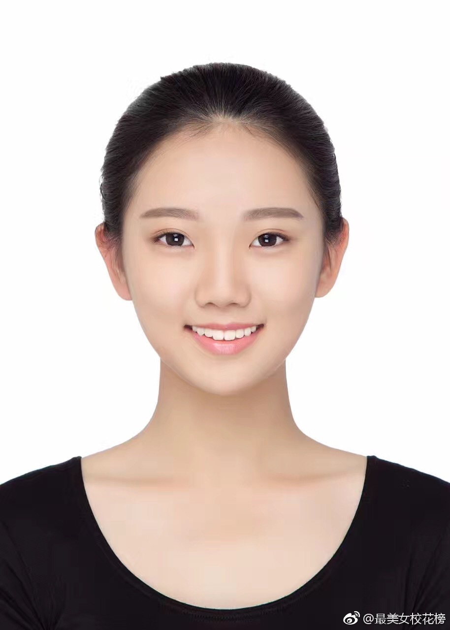 17岁 来自海南海口,身高168,歌手李健的小迷妹