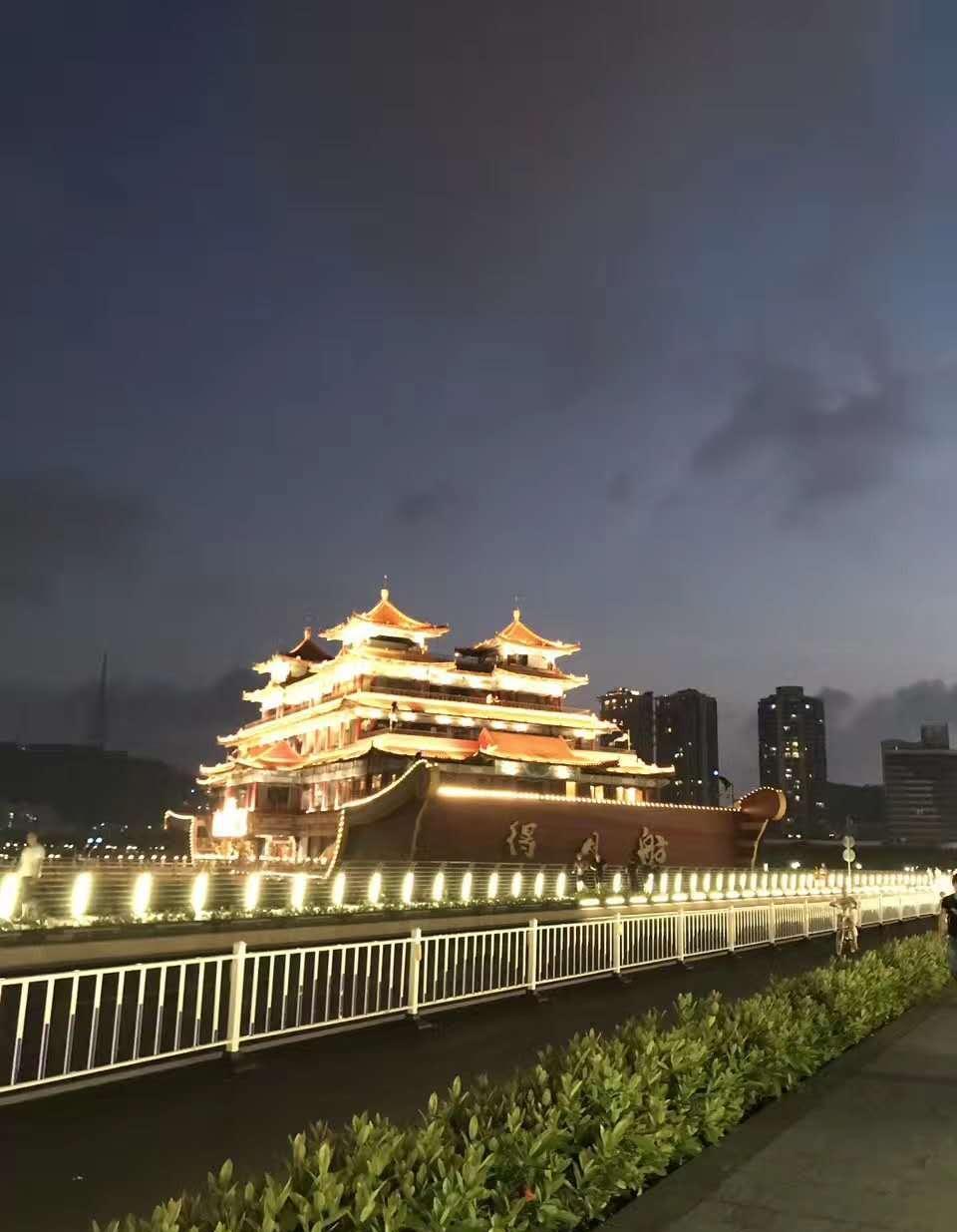 从白天到夜晚, 珠海得月舫的悠闲时光