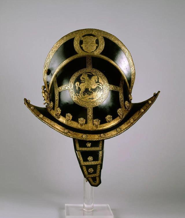 1617世纪欧洲贵族最爱的装备极尽奢华的鸡冠形高顶盔