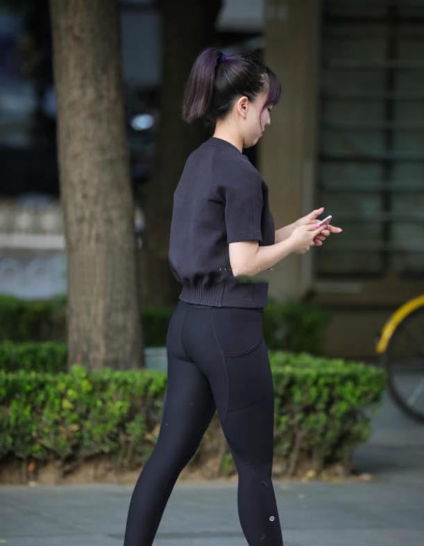 迷失方向的呆萌小女神,修长"筷子腿"成为街头亮点,吸睛无数