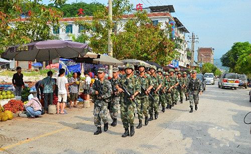 实拍解放军战士和武警战士共同巡逻执勤,这样的组合谁还敢惹|武警战士|解放军|战士_新浪新闻