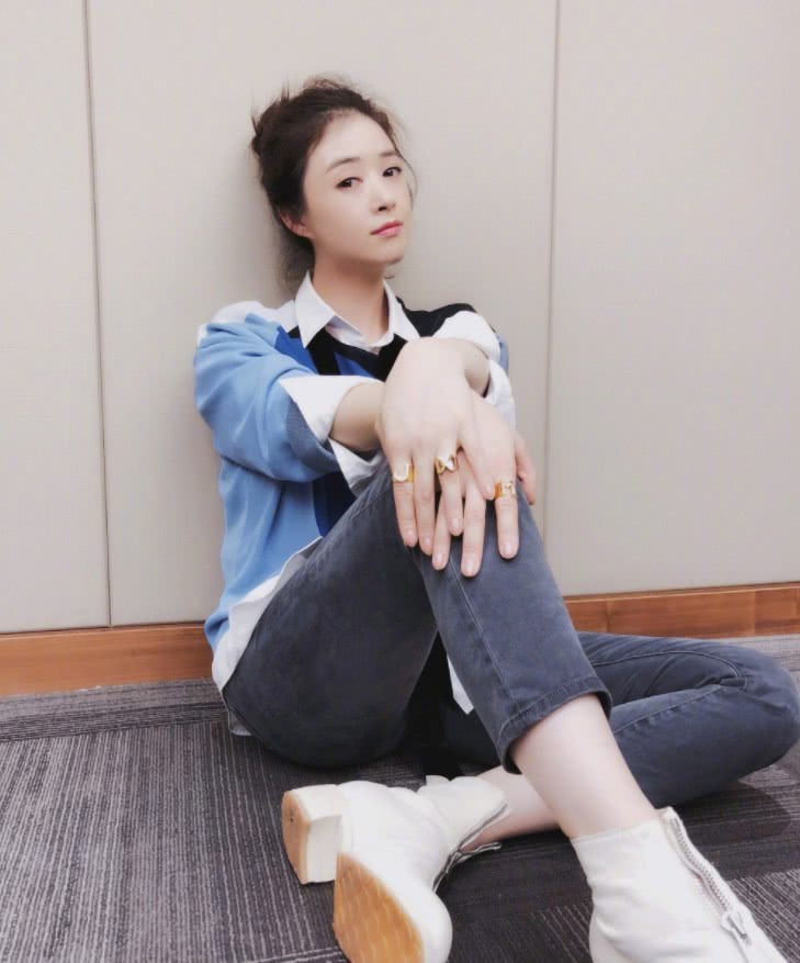 蒋欣放弃自我了竟然盘腿坐在椅子上说好的优雅女明星呢