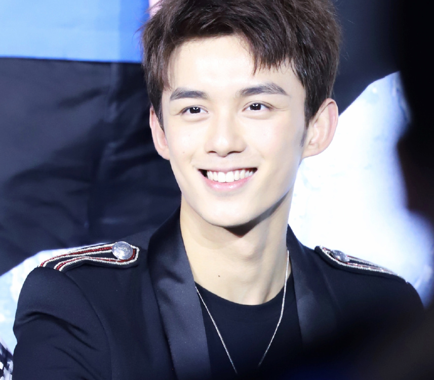 吴磊穿黑色西服亮相新剧开播发布会皮肤白皙面带微笑帅气十足