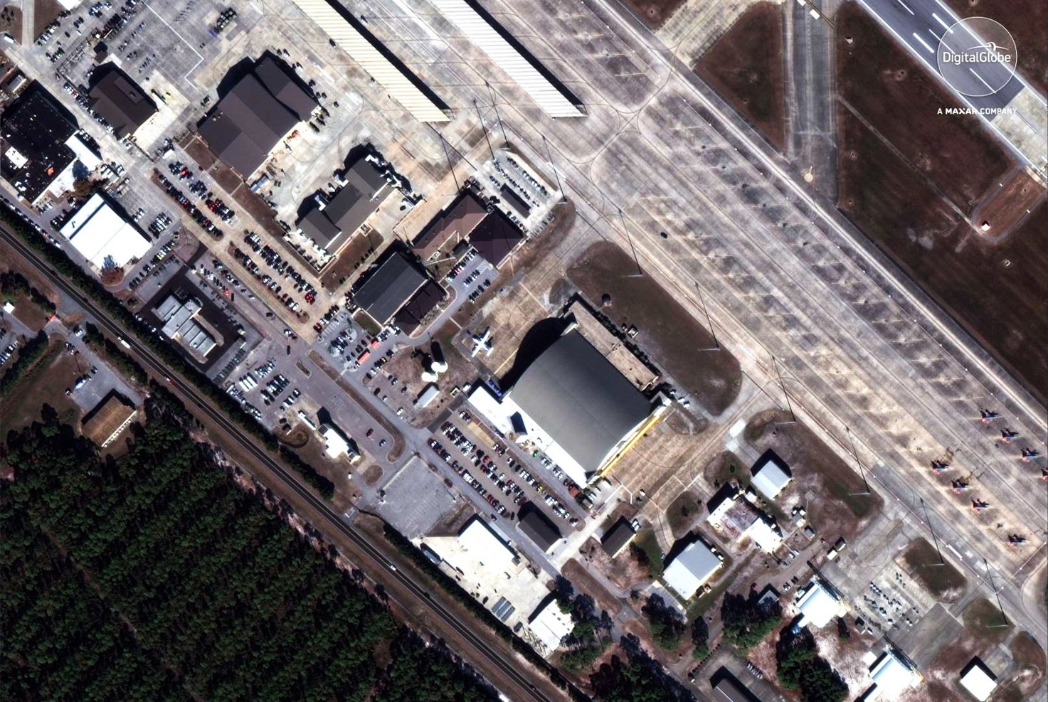 图为2017年11月17日,佛罗里达州廷德尔空军基地的机库.