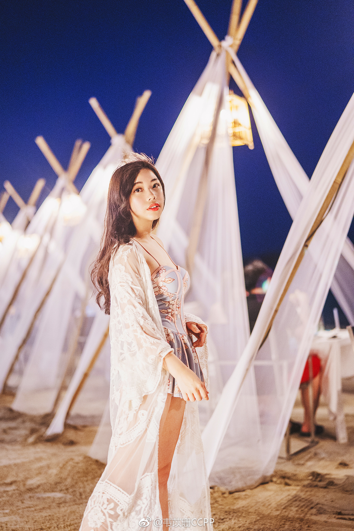 入夜之后的苏梅岛最有魅力了!沙滩上搭起各种各样的帷幔