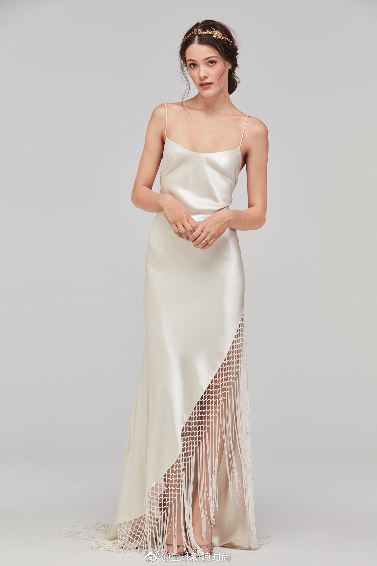 永恒而优雅缎面婚纱是时尚简约风新娘的最爱
