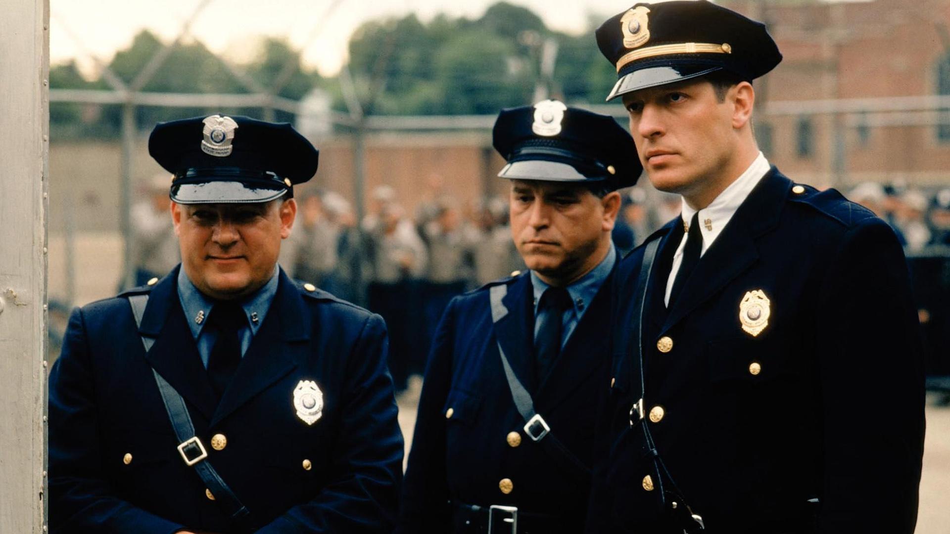 警服和狱警制服区别 警察服装款式种类