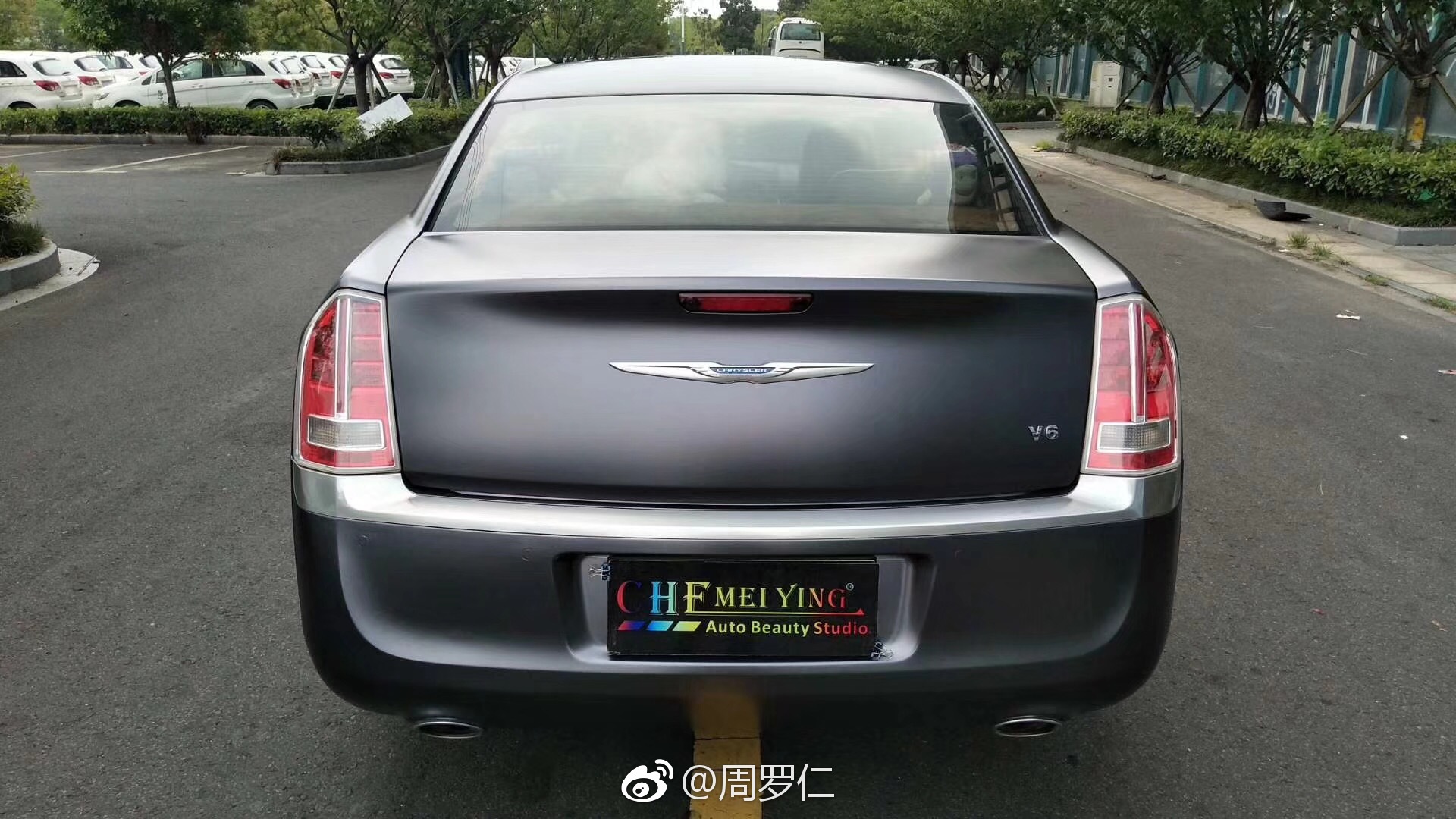 老车大变身 西装暴徒必备的克莱斯勒300c改电光金属钛灰你值得拥有 老车大变身 西装暴徒必备的克莱斯勒300c改电光金属钛灰你值得拥有