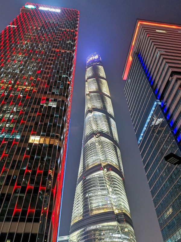 中国第一高楼!仰拍632米上海中心大厦,盘旋上升仿佛巨龙起飞|巨龙|起飞|上海中心大厦_新浪新闻