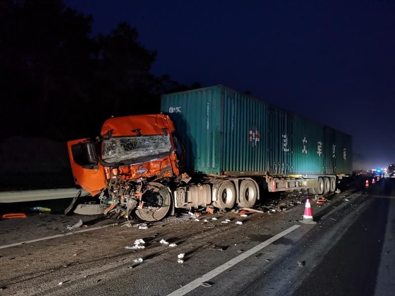 兰海高速上两辆重型半挂牵引车追尾,后车司机当场身亡