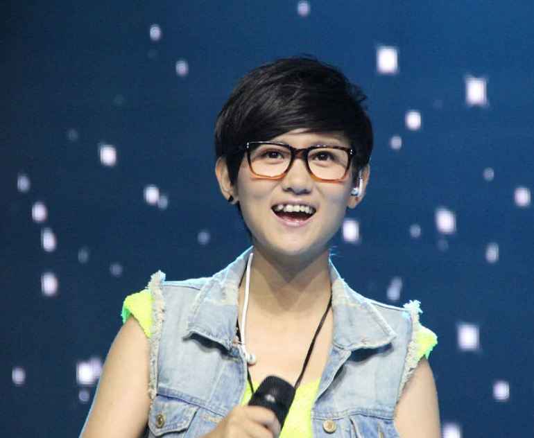 同是《超女》冠军,今一人变脸参加相亲节目,一个开出租做微商!